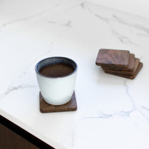 Posavasos de madera de roble y nogal para vasos, tazas o velas. Set de 4.